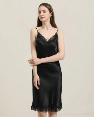 Seiden-Nachtkleid mit zarten Spitzen-Details