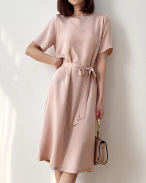 Locker sitzendes Seidenkleid mit Gürtel