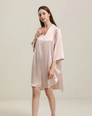 Entspannte Seiden-Nachtkleid mit 3/4-Ärmeln