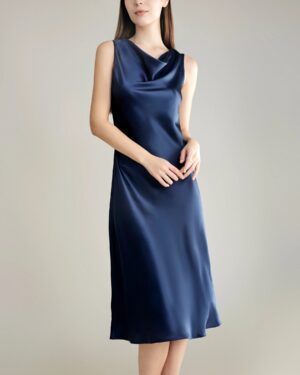 Seidenkleid mit asymmetrischem Wasserfall-Kragen