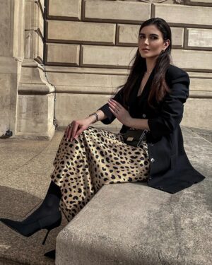 Seiden-Satin-Schlitz-Rock mit Leopard-Muster, geschnitten auf Schrägstrich
