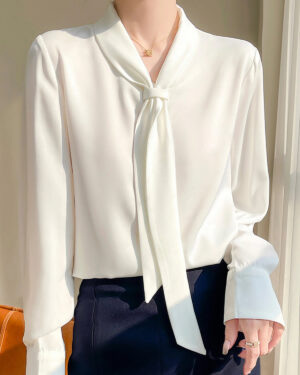 V-Ausschnitt Seidenbluse mit Bindeband